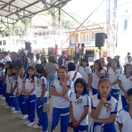 La Institución Educativa Marco Fidel Narváez celebra culminación del primer periodo académico con izada de bandera y reconocimiento a destacados estudiantes